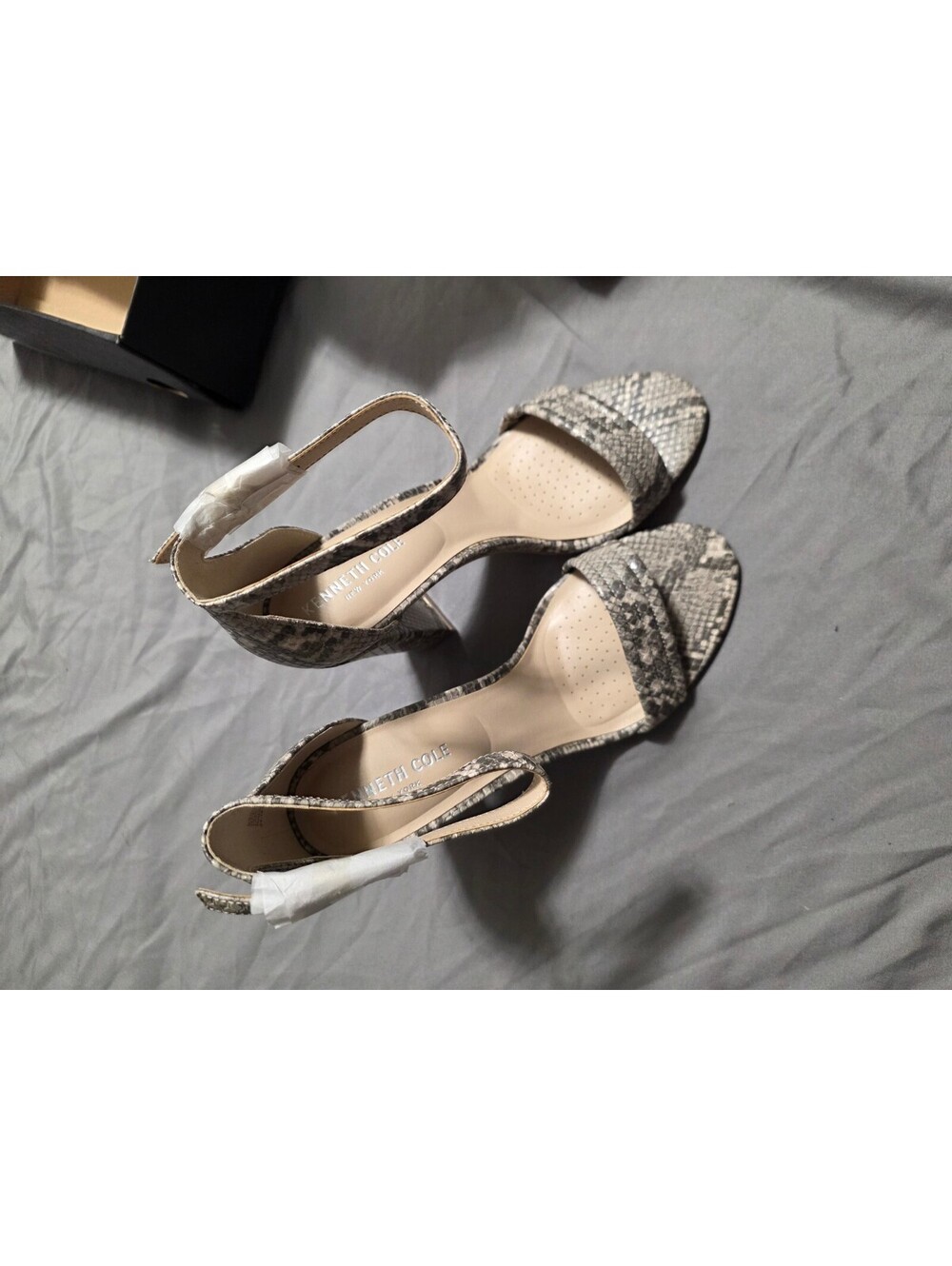 NEW Kenneth Cole Snake Skin heels size womens 9